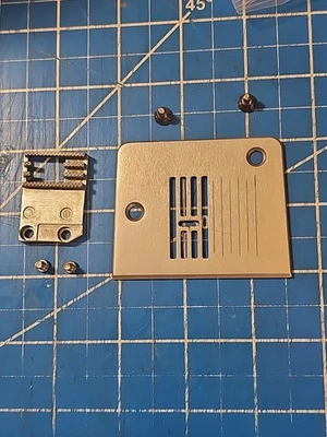 Piezas de máquina de coser Husqvarna Viking E20 PLACA DE AGUJA, PERROS DE ALIMENTACIÓN con tornillos OEM Foto 1 de 4