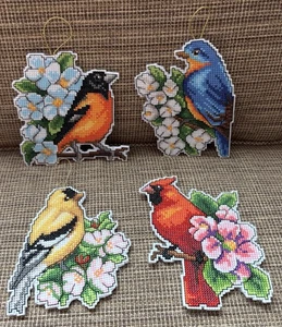 4 handgefertigte fertige Kreuzstich VÖGEL MIT BLUMEN Weihnachtsschmuck NEU - Bild 1 von 9