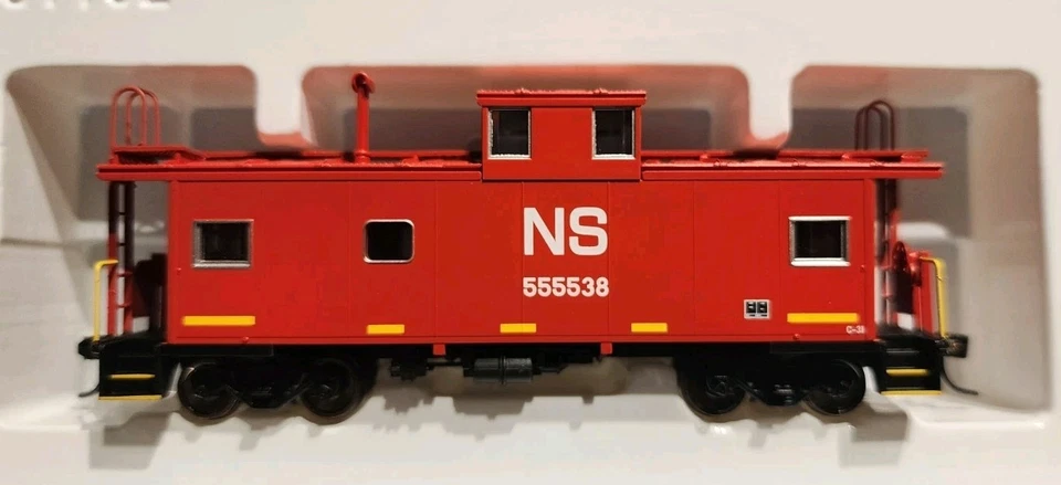 Walthers Mainline HO Scale International Wide Vision Caboose NS #555538 - Image 1 of 4