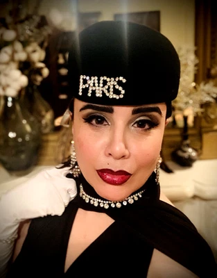 HALSTON AÑOS 60 SOMBRERO PASTILLERO NEGRO Y RARO HALSTON ESTUCHE RÍGIDO ROJO CAJA SOMBRERO Foto 1 de 4