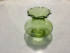 VINTAGE ANCHOR HOCKING GREEN GLASS BUD VASE HAND CRAFTED WITH RUFFLED EDGING - Picture 1 of 5