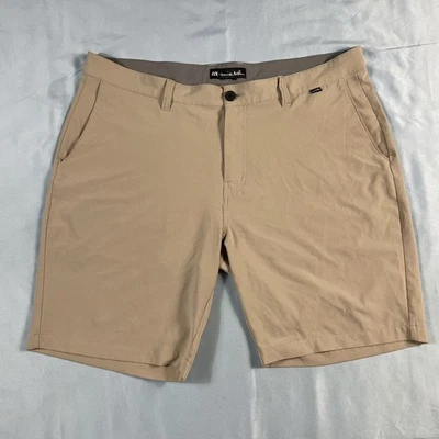 Pantalones Cortos de Golf Atléticos Travis Mathew Beige Planos Caqui Elastizados Para Hombre Talla 40” Foto 1 de 4