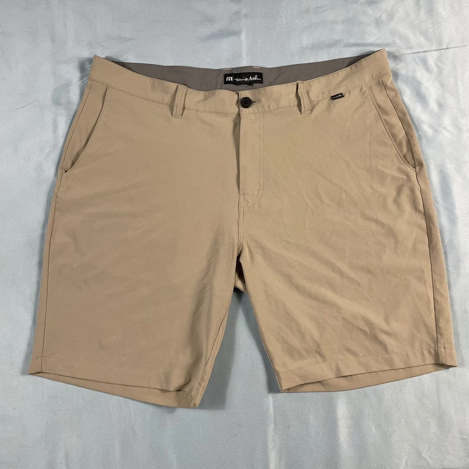 Pantalones Cortos de Golf Atléticos Travis Mathew Beige Planos Caqui Elastizados Para Hombre Talla 40” Foto 1 de 4