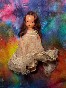 Vintage Nancy Ann Storybook Biskuit Puppe 4 Zoll beige Kleid & Hut braune Haare - Bild 1 von 7
