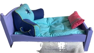 American Girl Truly Me lila Holzbett mit Matratze, rosa & blaue Kissen Rentner - Bild 1 von 7