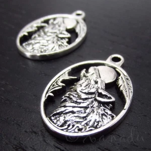 Colgantes enchapados en plata al por mayor Howling Wolf Charms 28 mm C8147 - 5, 10 o 20 piezas - Imagen 1 de 4