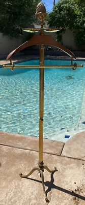 Bandeja de monedas vintage caballero latón valet soporte mediados de siglo concha de almeja 3 patas bellota Foto 1 de 4