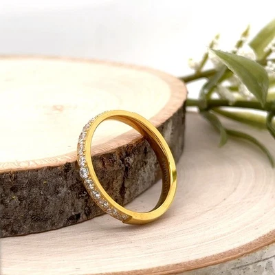 Anillo pulido hipoalérgico con incrustación de circonita cúbica de oro amarillo de 3 mm de titanio de Navidad Foto 1 de 4