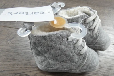 Ropa de bebé niño nuevas botas forradas de vellón acolchadas grises recién nacidos de Carter Foto 1 de 4