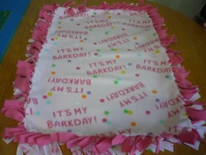 Manta corbata polar hecha a mano de It's My Bark Day para una mascota pequeña (rosa) - Imagen 1 de 3