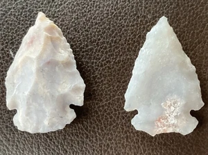 Two notched native arrowheads - Picture 1 of 3