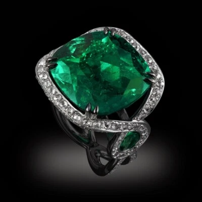 Large Cushion Shape 22.65CT Green Emerald With Clear White CZ Gorgeous Fine Ring - Image 1 of 2
