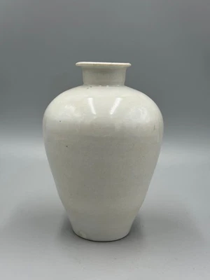 Jarrón antiguo chino de porcelana Blanc de Chine del siglo XIX 6 1/4"" Foto 1 de 4