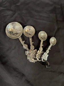 4pc Metal Measuring Spoons Roosters Sunflowers Live Laugh Love Ganz? - Bild 1 von 6