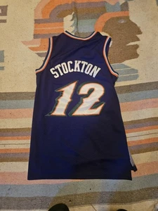 Maglia NBA John Stockton Utah Jazz MITCHELL & Ness #12 VEDI MISURA GRANDE - Foto 1 di 6
