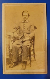 Tarjeta CDV antigua, joven sentado (¿uniforme?) - Alfred Burdick - Era de la Guerra Civil - Imagen 1 de 2