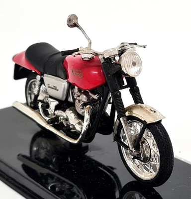 Atlas 1/24 Norton Commando 750 1969 Red + Plinth 9CM Scale Model Motorbike - Image 1 of 4