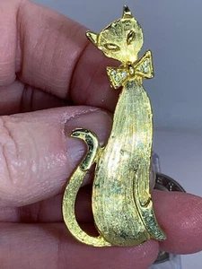 Cat Textured Clear Rhinestones Bow Tie Vintage Gold Brooch Pin M-3399 - Picture 1 of 3