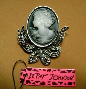 Modern Vintage Style Resin Brooch BlackIvory Tone Large Cameo Cat Brooch 2.32x1.25 inches Antiqued Silvertone Base 5.9cmx3.2cm