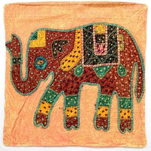 Copricuscino in cotone patchwork con applicazioni ricamate corallo elefante Si - Foto 1 di 4