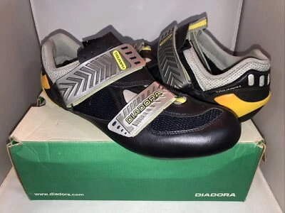 Nuevo DIADORA Triumph Zapatos de Ciclismo de Carretera Talla 46 Azul Marino Gris Amarillo Nuevo con Etiquetas Nuevo en Caja Foto 1 de 4