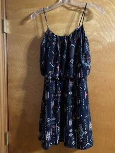 SOMMERKLEID SCHWARZ MIT GEOMETRISCHEM DESIGN GEFÜTTERT DAMEN GRÖSSE SMALL LETZTER SCHLIFF  - Bild 1 von 3