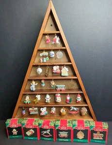 Hallmark Weihnachtsbaum Schattenbox mit 27 Miniatur Andenken Ornamenten mit 6 Boxen  - Bild 1 von 24