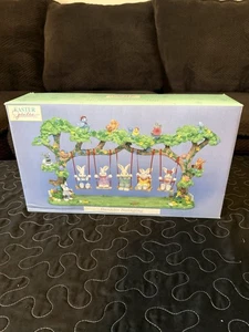 Casa de árbol de conejito de Pascua vintage años 90 jubileo de Pascua conejitos columpio - Imagen 1 de 4