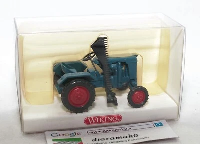 Trattore Wiking 875 01 30 Normag ""Fattore 1" con falciatrice blu - Immagine 1 di 3