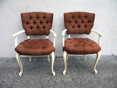 French Painted Tufted Pair of Living Room Side Chairs 5831 Foto 1 de 4