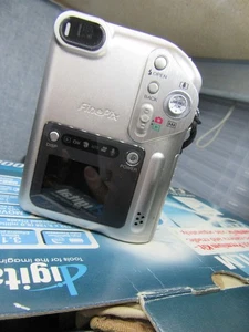 Fujifilm Digital Camera FinePix F601 Zoom 3.1MP Silver Tested - Picture 1 of 2