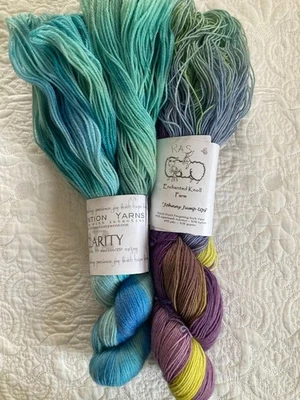 LOTE DE 2 hilos de lujo teñidos indie Knoll intention azul turquesa púrpura Foto 1 de 4