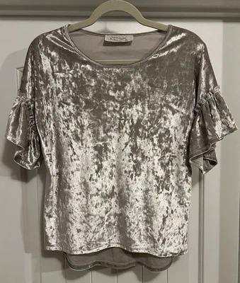 Blusa Noa Elle Terciopelo Aplastado Mangas Volantes Gris Plateado Para Mujer Talla Pequeña” Foto 1 de 4