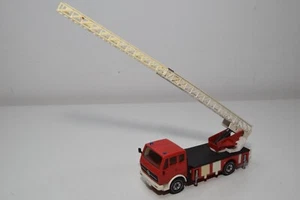 B67 1:55 SIKU 2819 MERCEDES-BENZ 2232 CAMION DEI POMPIERI CON SCALA BUONE CON... - Foto 1 di 11