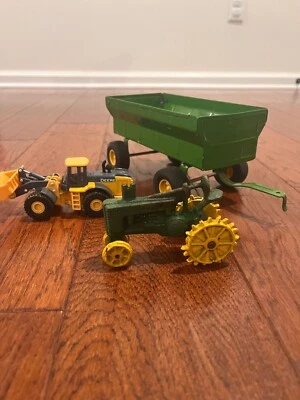 Винтажный John Deere зеленый и желтый игрушка лот - чугунный трактор, колесный погрузчик-Tomy, - Изображение 1 из 4