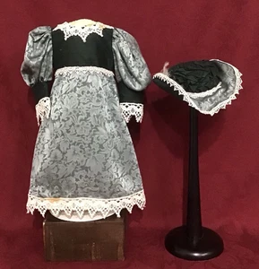 Schönes dunkelgrünes Puppenkleid Vintage mit Hut für Biskuitpuppe - Bild 1 von 17