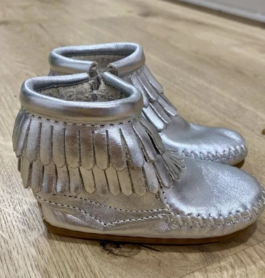 Minnetonka Botas Mocasín Flecos Plateados Bebé Niño Pequeño Lindo Suela Suave Zapatos Foto 1 de 3