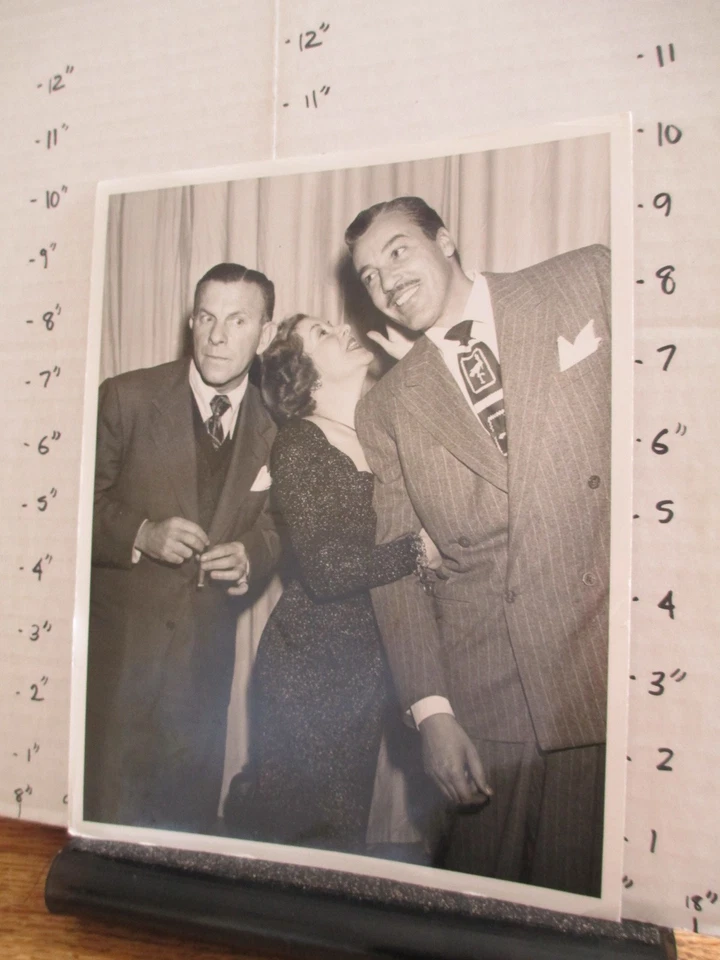 Foto del programa de radio de televisión NBC 1949 George Burns Gracie Allen Cesar Romero E Holloway Foto 1 de 1