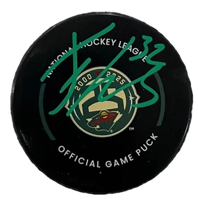 Filip Gustavsson Firmado Autografiado Minnesota Wild 25 Aniversario Juego Puck - Imagen 1 de 2