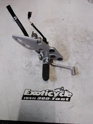 SUZUKI HAYABUSA 2008-2020 CLAVIJA LATERAL DERECHA Y SOPORTE Y CONJUNTO DE PEDAL DE FRENO Foto 1 de 3