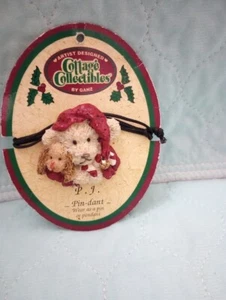 Ganz Cottage Sammlerstück Bär mit Hund Kleidung als Pin oder Anhänger Neu auf Karte - Bild 1 von 2