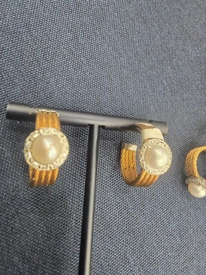 Pendientes tipo argolla Charriol clásicos de perlas de diamantes de acero inoxidable de 18 quilates Foto 1 de 3