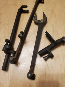 Singer Sewing Machine inner parts from model 15-91 (LOC n27Q p3) - Picture 1 of 2