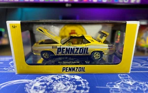 M2 Machines Chase 1971 Plymouth Cuda 440 Pennzoil R117 1:24 1 of 750 - Picture 1 of 8