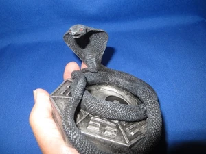 Escultura de cobra negra realista ojos rojos en base octágona Ying Yang 6 pulgadas - Imagen 1 de 8