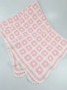 Handarbeit gehäkelte Babydecke rosa weiß gewellte Kanten Oma Landhaus Strick - Bild 1 von 7