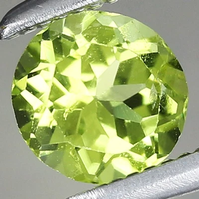 0.45ct t.w 5x4.8mm Round Natural Green Peridot Gemstone, Myanmar - Image 1 of 4