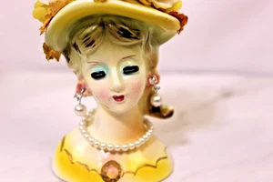 Jarrón cabeza dama MCM mini vestido amarillo de Japón collar y pendientes de perlas de colección - Imagen 1 de 10