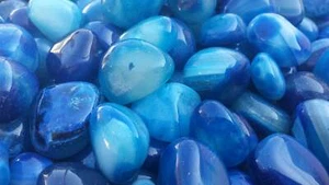 BLUE ONYX TUMBLED STONE (1) MEDIUM/LARGE NATURAL TUMBLE STONE - Picture 1 of 3