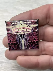 Spilla da bavero Vinnie Vincent con bottoni invasione anni '80 rara - Foto 1 di 5